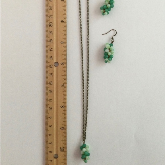 Vintage Faux Jade Grapes Necklace & Earrings Set with Bronze Findings - Picture 6 of 7